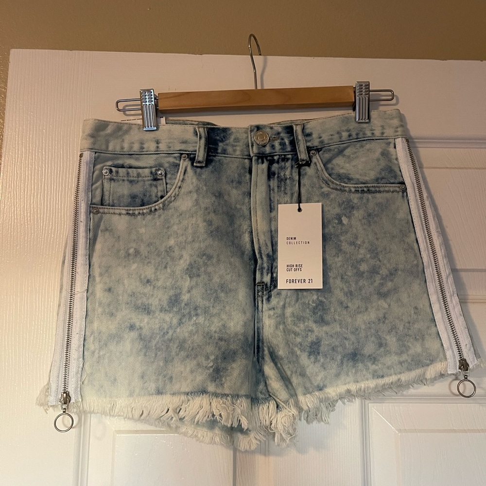 NWT Jeans Short with zippers on the size